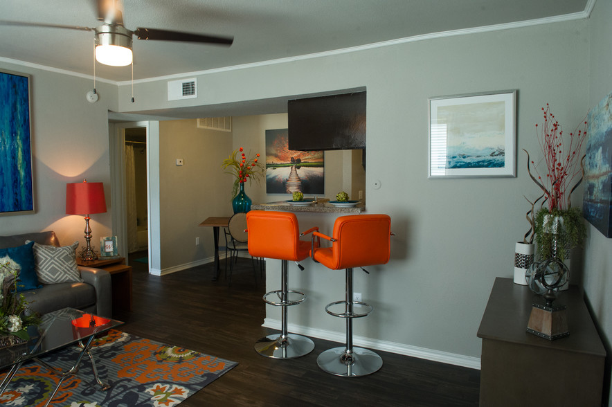 The Wilcox Apartment Homes 2400 S South Loop W, Houston, TX 77054