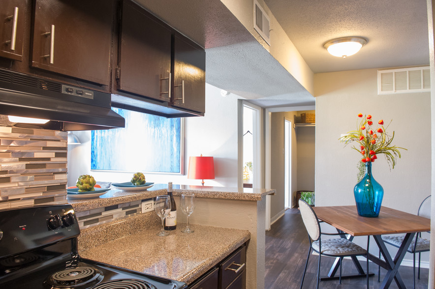 The Wilcox Apartment Homes 2400 S South Loop W, Houston, TX 77054