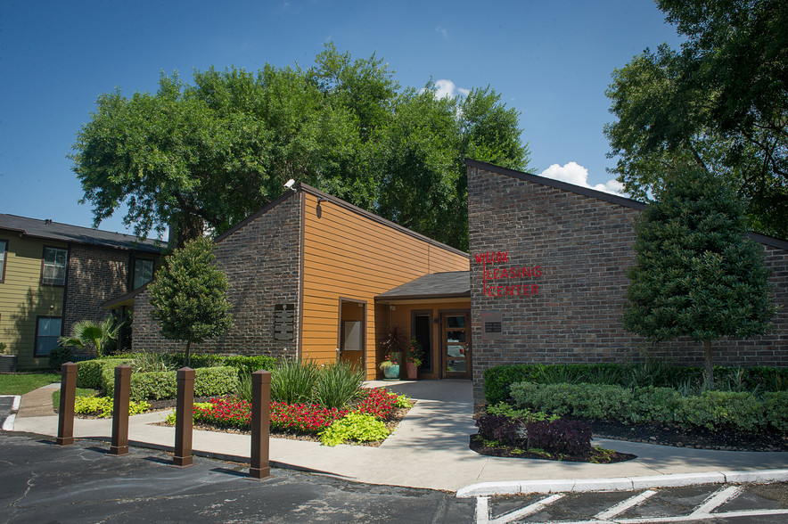 The Wilcox Apartment Homes 2400 S South Loop W, Houston, TX 77054