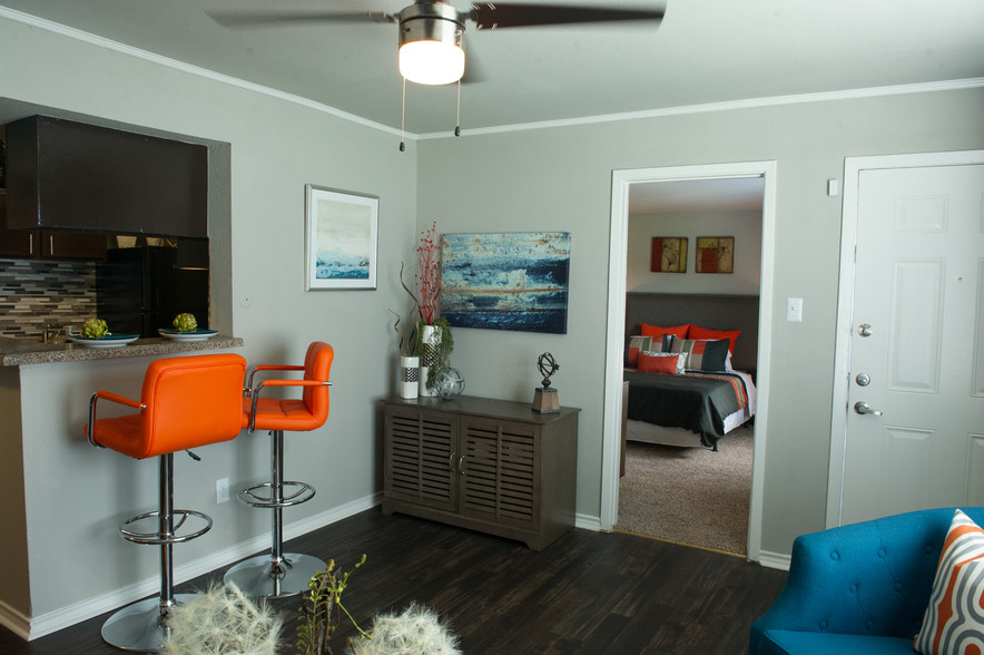 The Wilcox Apartment Homes 2400 S South Loop W, Houston, TX 77054