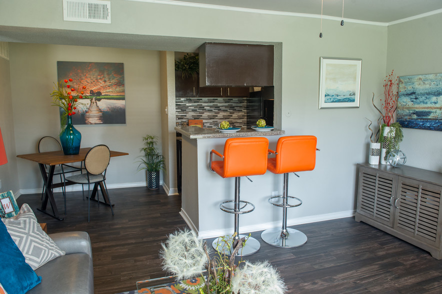 The Wilcox Apartment Homes 2400 S South Loop W, Houston, TX 77054