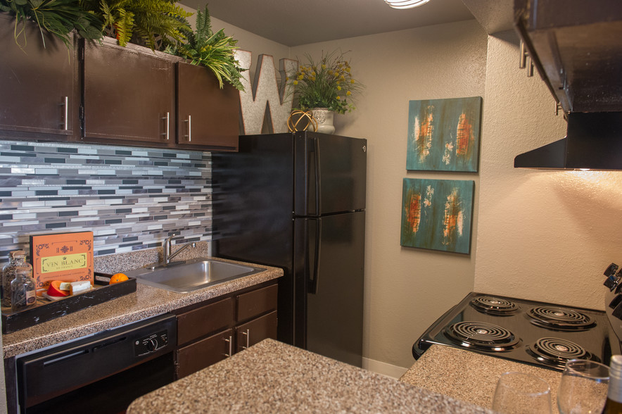 The Wilcox Apartment Homes 2400 S South Loop W, Houston, TX 77054