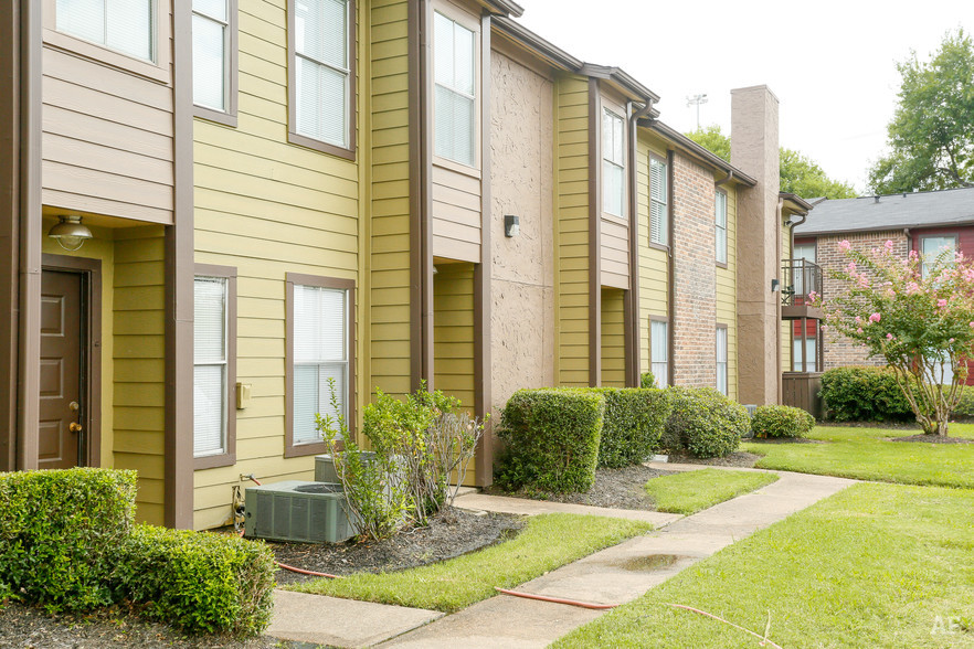 The Wilcox Apartment Homes 2400 S South Loop W, Houston, TX 77054