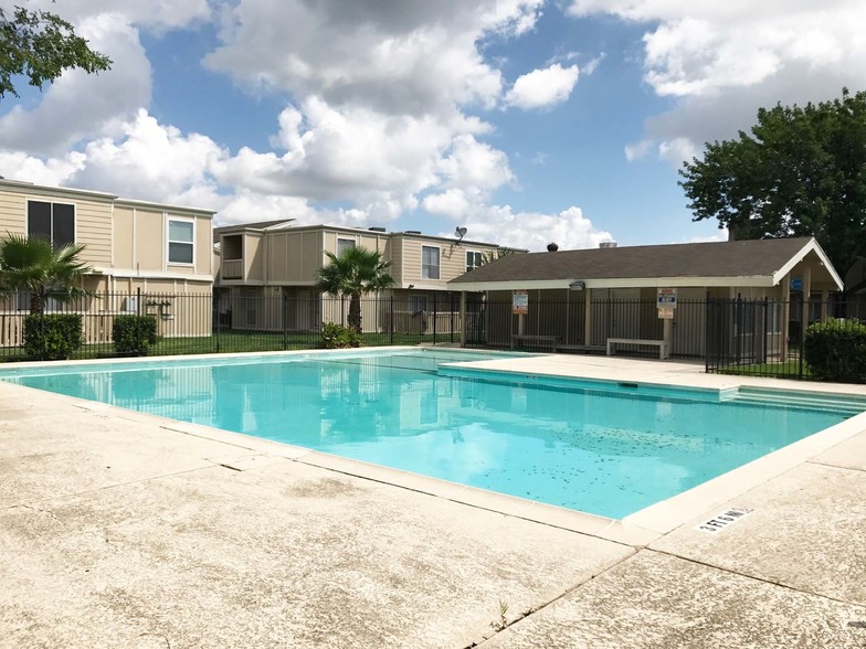 Huntington Village and Cambridge Crossing 9506 S Dairy Ashford Rd