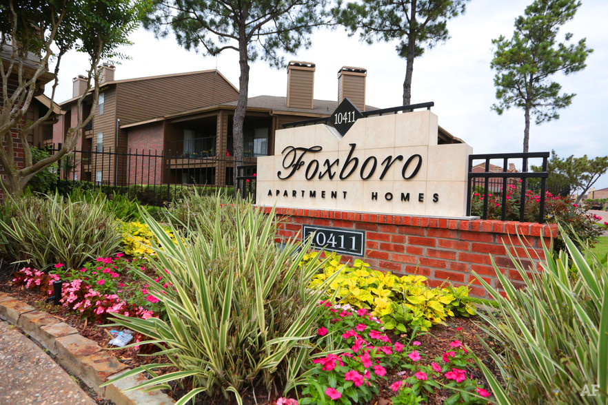 Foxboro Apartment Homes 10411 South Dr, Houston, TX 77099