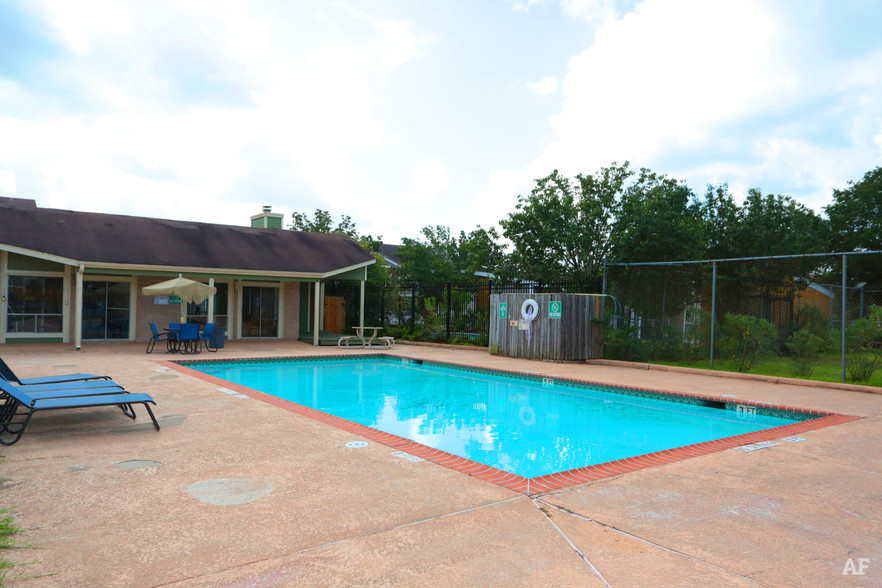 Bella Vista Apartments &amp; Townhomes 2700 S Dairy Ashford